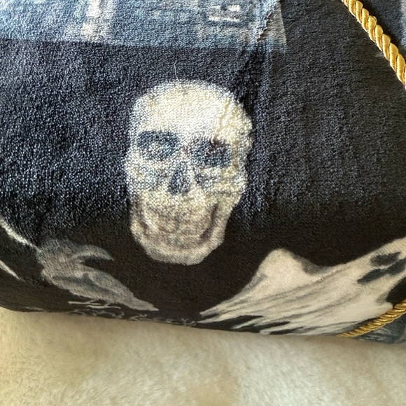 Rachel Roy ghosts,crows, haunted house
Skulls Throw - Picture 3 of 9